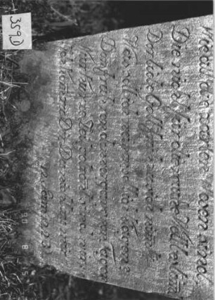 Grabstein 359 (Index: 100106738) Material: Sandstein Zustand: stark verwittert, Mittelaufsatz fehlt Maße HxBxT: 80x44x9 cm Beschreibung: Stele mit Zinnenabschluß, Mittelerhöhung, Mittelaufsatz fehlt, Schriftfeld eingetieft Besonderheit: Kindergrab: Grabstein 359D