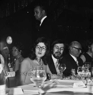 Karneval: Hotel Oldesloer Hof, Saal: Prunksitzung: Veranstalter Oldesloer Männerchor von 1844, Oldesloer Singakademie von 1946: Blick auf Zuschauer an Tischen