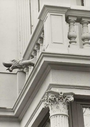 Dresden-Neustadt, Radeberger Straße 25. Wohnhaus (1871). Wasserspeier und Balkonecke (1. Obergeschoß)