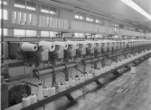 Viskoseseidebetrieb. Präzisionskreuzspulmaschine PKS 1
