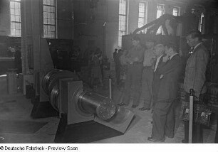 Besucher der Technischen Messe 1953 darunter britische? Armeeangehörige betrachten eine Werkzeugmaschine