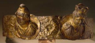 Kranz mit zwei Büstenappliken, aus vergoldetem Bronzeblech: "Diadem mit zwei Medaillons (Kybele, Attis)"