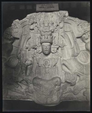 [192]: Skulptur : Archäologisches Objekt im Museum