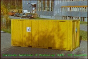 Überseecontainer der Hauptabteilung Dekontaminationsbetriebe (HDB)