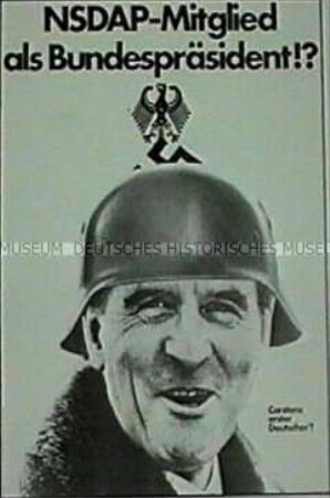 Politisch-satirisches Plakat auf dem der Politiker Karl Carstens via Fotomontage eien Stahlhelm trägt, der durch Hakenkreuz und Bundesadler zu einer Art Pickelhaube ergänzt ist