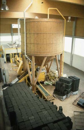 Fotografie: Gartenbautechnik-Gewächshaus, Topfmaschine, Hochsilo, Förderband