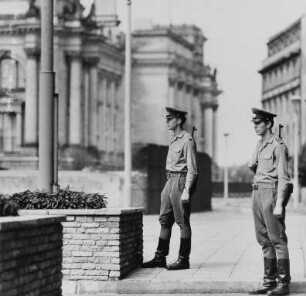 Wachposten am "Platz vor dem Brandenburger Tor", im Hintergrund das Reichstagsgebäude