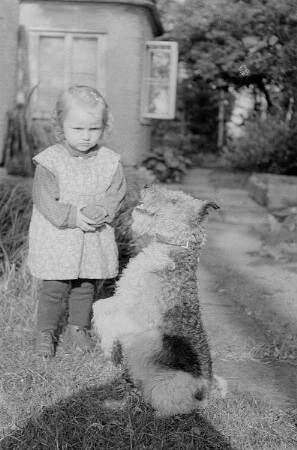 Ein kleines Mädchen und Rössings Hund