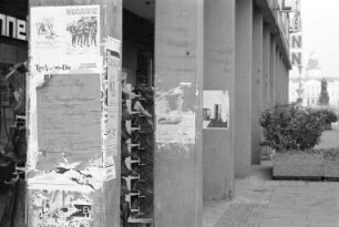 Wilde Plakatierung in der Karlsruher Innenstadt