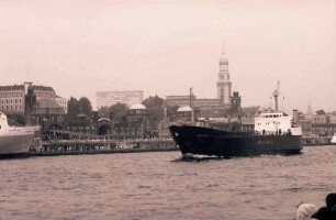Hamburg: Frachter im Hafen, Hintergrund Michel