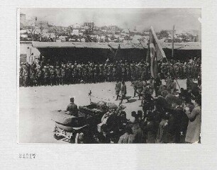 Der Oberbefehlshaber der türkischen Armee, Dschamel Pascha, besichtigt ein türkisches Infanterie-Regiment vor dem Auszug zur Front