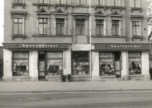 Dresden-Löbtau. Wohn-und Geschäftshaus (HO Sportartikel), Kesselsdorfer Straße 56, um 1900. Ladenfront und Fenster (1. OG)