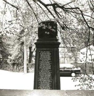 Denkmal für die Gefallenen des 1. Weltkrieges. Nach 1918. Sandstein. Detail: Kreuzabschluß und Inschrifttafel. Moritzburg-Reichenberg, Friedhof