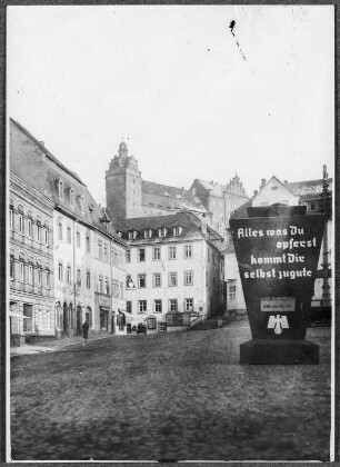 Colditz, Markt : Blick vom Markt gegen Schloss mit Werbung für das Winterhilfswerk
