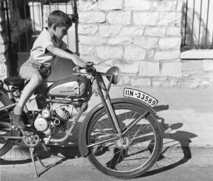 "Am parkenden Motorrad"