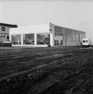 Helmut Bahr Autohandel und Werkstatt: Hamburger Straße: Neubau: Einweihung: vorn unbefestigtes Gelände: hinten rechts und links Pkws: links dahinter Gebäude: 3. November 1973