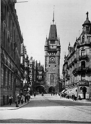 Freiburg im Breisgau. Ansicht des, 1202 errichteten, Martintores in der Kaiser-Joseph-Straße