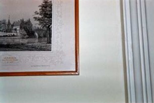 Schloss Ahrensburg: Innenansicht: Radierung mit Rahmung, Motiv [Herrenhaus] Jersbeck, Detailaufnahme: August 1994