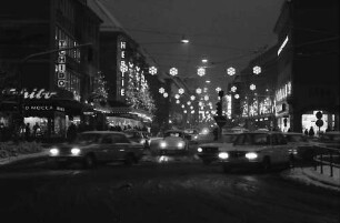 Freiburg: Kaiser-Joseph-Straße vom Platz am Siegesdenkmal bei Weihnachtsbeleuchtung