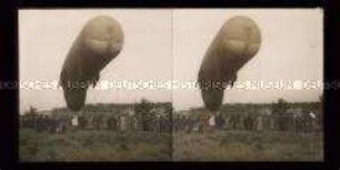 Besucher am schwebenden Fesselballon