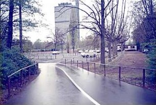 Hansjakob, Gottfried; Bonn - Rheinaue; Generaldirektion der Deutschen Post AG - 'Blickrichtung vom Planungshaus BBD an der Charles de Gaulle Str. zum 'langen Eugen''