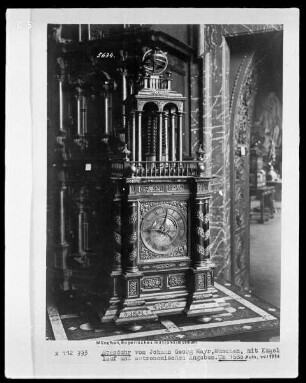 Standuhr mit Kugellauf und astronomischen Angaben