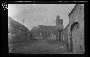 Bei Messines (=Mesen, Belgien), Wytsetate (=Wijtschate, Belgien),. Houthem (Belgien), Warneton (Dep. Nord, Frankreich) oder Loos (Dep. Nord, Frankreich): Ortstraße, im Hintergrund eine zerstörte Kirche