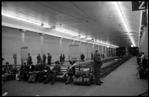 Bern: U-Bahnhof, Gleise und Bahnsteige