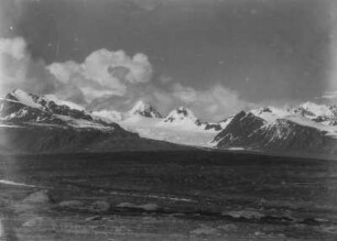Gebirgslandschaft : Eine schneebedeckte Gebirgslandschaft im Tian Shan Hochgebirge