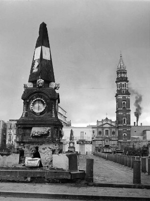 Obelisk : Obelisk (1799; F. Securo). Neapel, Platz, Piazza del Mercato