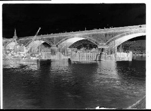 Staustufe Steinbach. Baumaßnahmen an den Brückenpfeilern der alten Mainbrücke in Lohr a.Main.