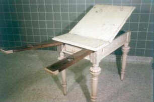 Oldenburg. Deutsches Krankenhausmuseum. Hölzerner Operationstisch
