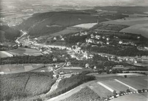 Bad Gottleuba (Bad Gottleuba-Berggießhübel). Stadteilansicht gegen die Hochfläche des östlichen Erzgebirges. Luftbild-Schrägaufnahme von Osten