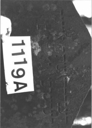 Grabstein 1119 (Index: 99899800) Material: Sandstein Zustand: angewittert Maße HxBxT: 108x62x10 cm Beschreibung: Stele mit Dreiecksabschluss: Grabstein 1119A