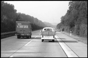 Freiburg: Autobahn Freiburg-Mitte, Freiburg-Süd, Lastwagen, Mon Cheri, überholt anderen
