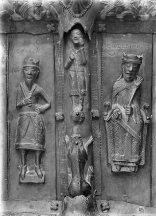 Bronzetür — Rechter Flügel mit Darstellungen zur Passion Christi — 4. Reihe von oben: Löwenkopf, König, Mann mit Ungeheuer , König Herodes, Geißelung Christi
