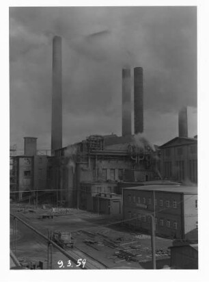 Industrie-Kraftwerk. Teilansicht mit vier Schornsteinen : Lauta (Niederlausitz). Industrie-Kraftwerk. Teilansicht mit vier Schornsteinen