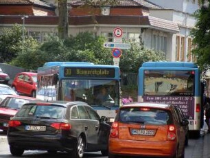 Heidelberg - Verkehrsstau : Verkehrsstau in einer engen Gasse. Aufgenommen in der historischen Altstadt von Heidelberg am 13. Juli 2010