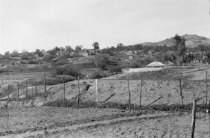 Älteste italienische Kolonie : Blick auf eine Siedlung mit Feldern