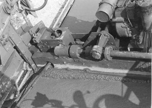 Deckenlos XIII Verdichten des Standspurbetons 20 cm B 300. Beton zu naß, beginnende Entmischung.