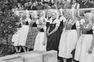Festakt zur Grundsteinlegung für das Haus der Sorben, am 24.08.1947 in Bautzen. : Swjatočnosć połoženja zakłada Serbskemu domej, dnja 24.08.1947 w Budyšinje. Slepjanki.