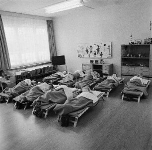 Dresden-Johannstadt, Elisenstraße. Kindergarten. Kinder beim Schlafen im Gruppenraum