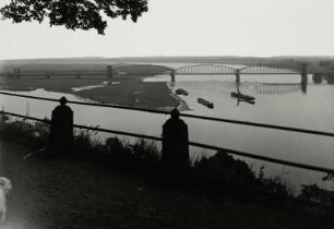 Lauenburg, Eisenbahnbrücke : Lauenburg. Eisenbahnbrücke. Blick auf Elbe-Lübeck-Kanal und Elbe