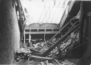 Erster Weltkrieg - Luftangriffe und Zerstörungen. "Zerstörtes Dachgeschoss in der Gartenstraße, Angriff vom 27.07.1918"