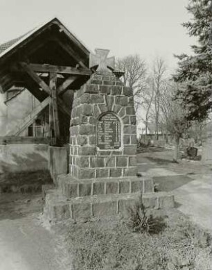 Denkmal für die Gefallenen des 1. Weltkrieges : Denkmal für die Gefallenen des 1. Weltkrieges. Feldstein (nach 1918). Tauche, Friedhof