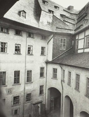 Burgk, Schlosshof : Burgk. Schloß. Ostfügel. Arkadenbau im Hof. Ost-Ecke des Schloßhofes