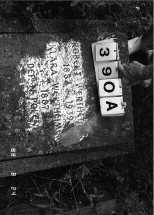 Grabstein 390 (Index: 100095430) Maße HxBxT: 92x54xo.A. cm Besonderheit: Gedenkstein für Eheleute (siehe freie Kommentierung): Grabstein 390A
