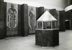 Pfalzausstellung 1934. Blick in den Ehrenraum. An den Wänden die acht im Speyerer Dom beerdigten Kaiser