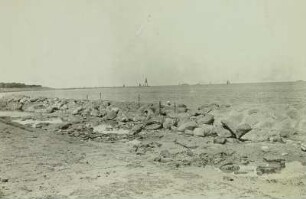 Landbake bei Cuxhaven und zerstörter Deich