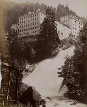 Wasserfall unterhalb eines Gebäudes